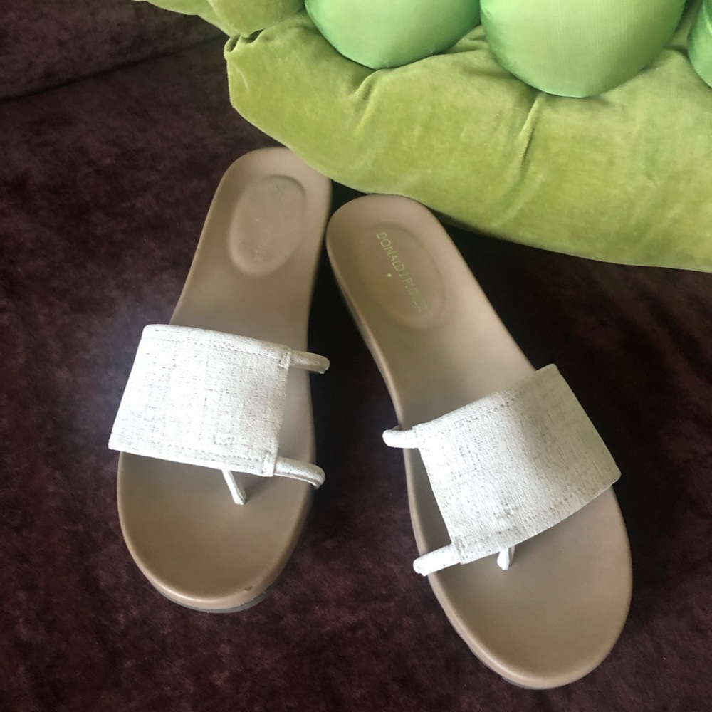 NWOT Donald J. Pliner “Tiso” Sandals - Picture 1 of 4